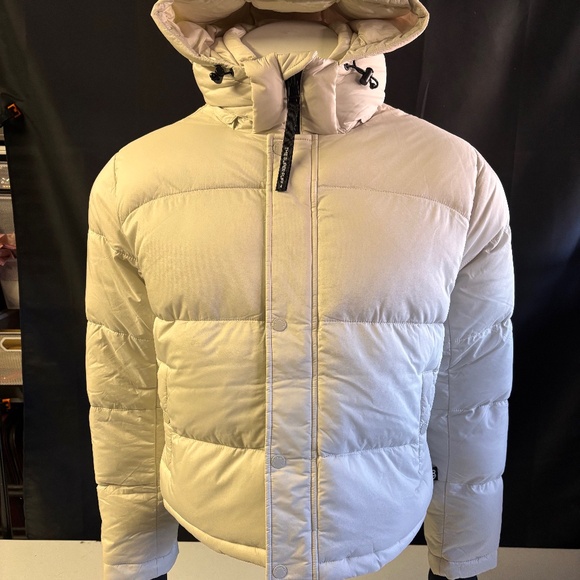 New womens medium Aritzia The Super (RE) Puff shorty coat - Picture 1 of 9